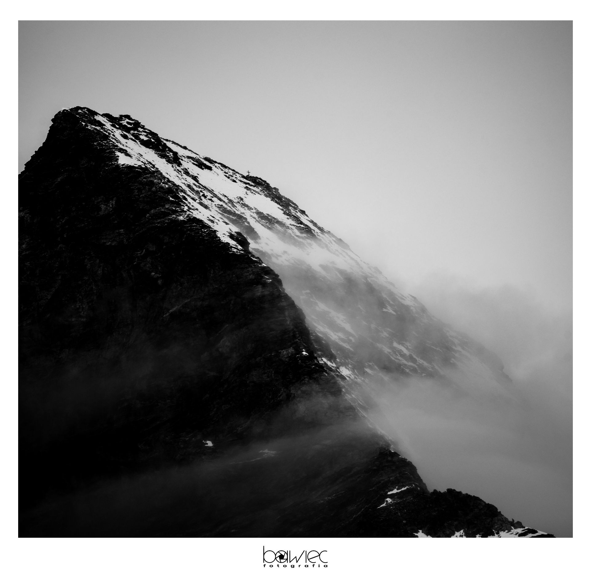 Gipfelkreuz im Nebel