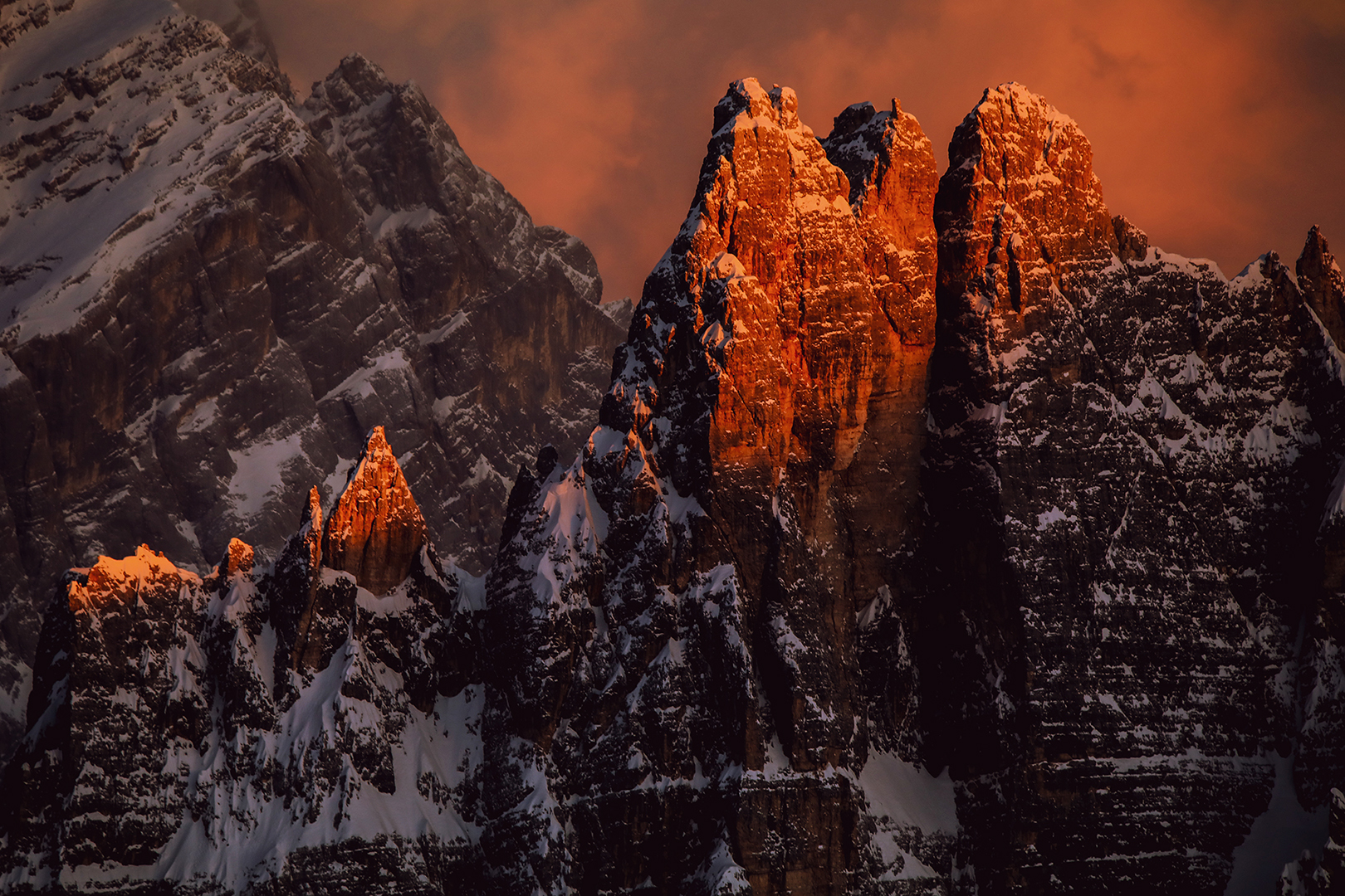 Feuriger Sonnenaufgang – Dolomiten