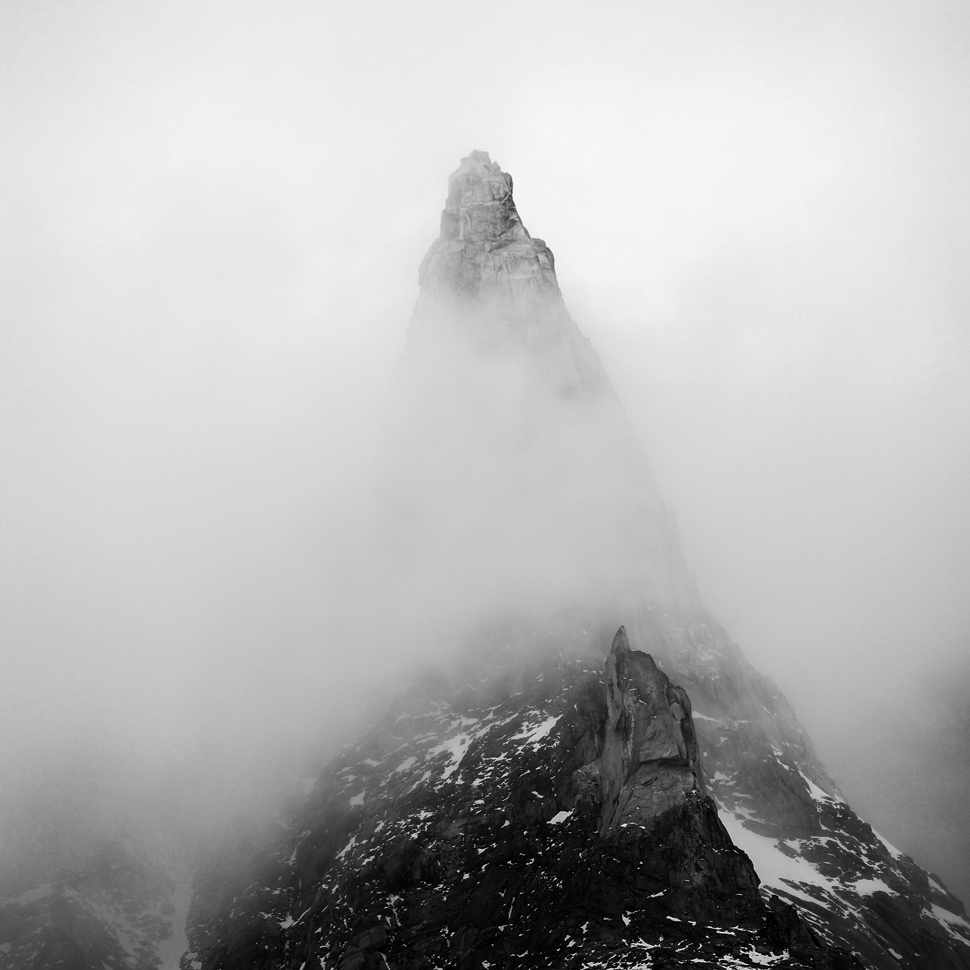 Granitturm im Nebel