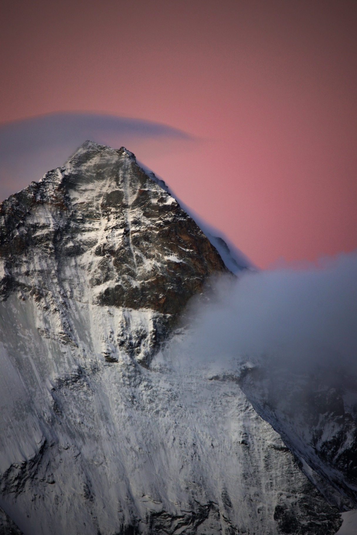 Rosa Himmel über dem Gipfel