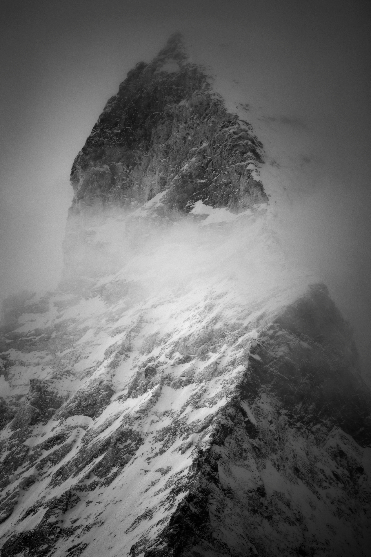 Nebliger Berggipfel