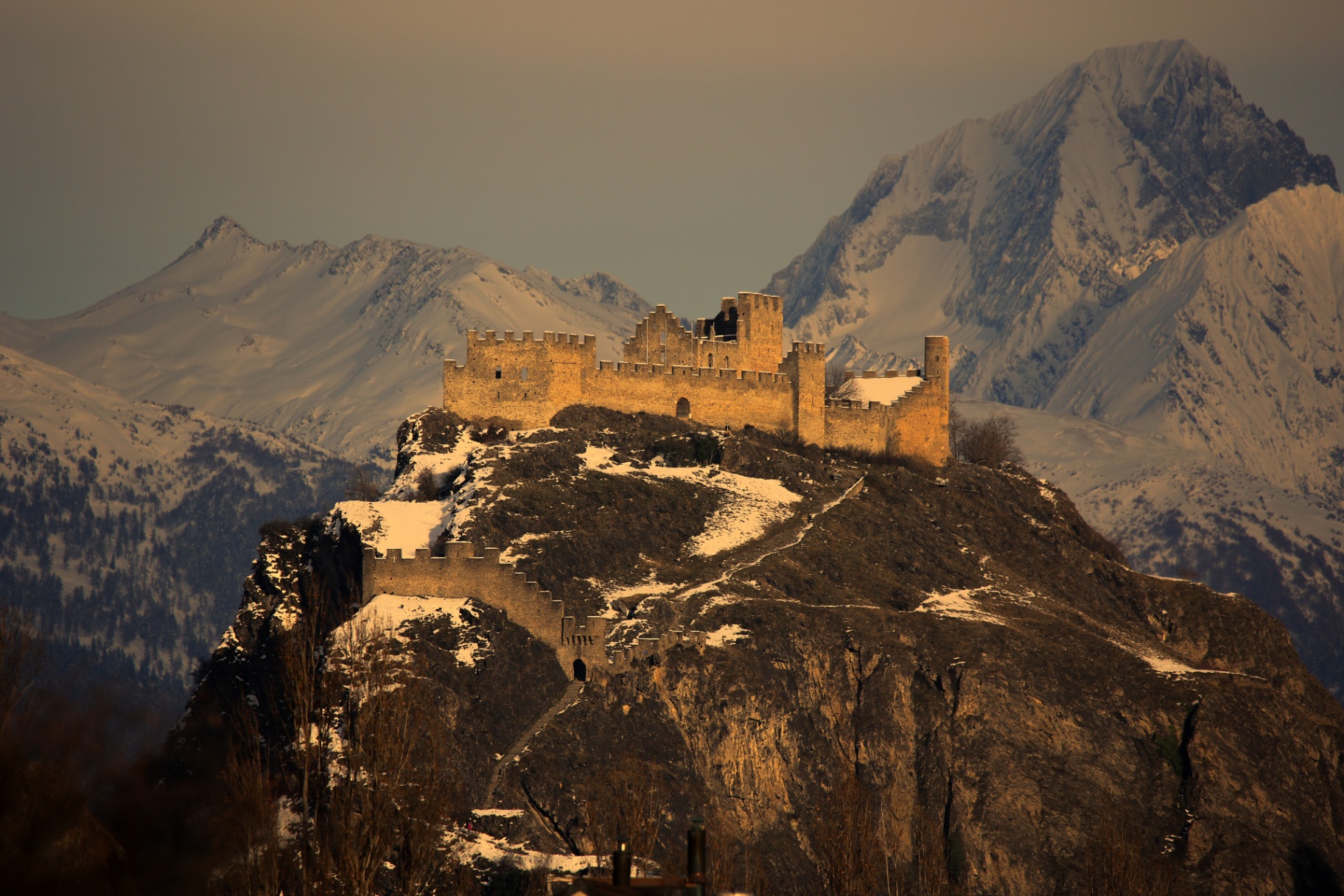 Burgenruinen im goldenen Licht
