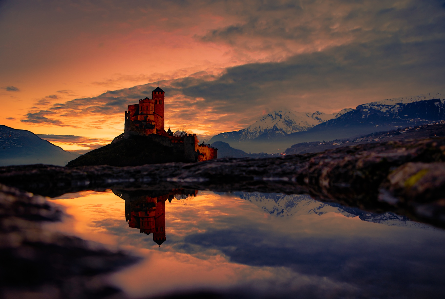 Burg bei Sonnenuntergang