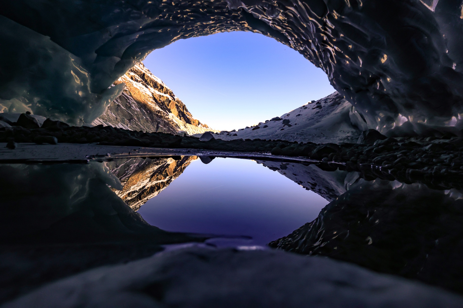 Aletsch-Eishöhlenreflexion
