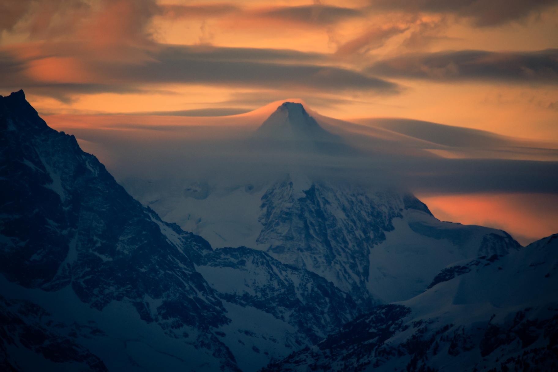 Lentikularwolken über Walliser Gipfel