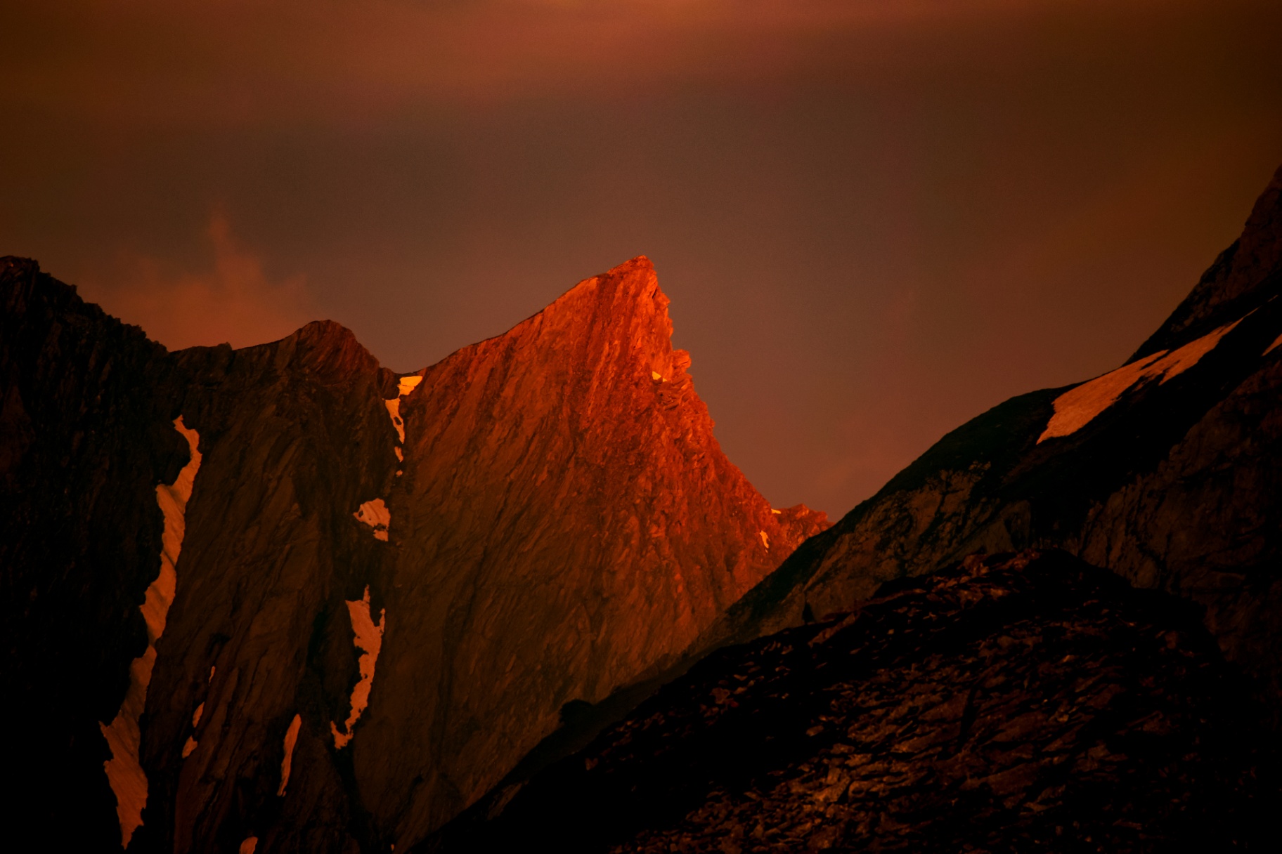 Roter Gipfel in der Dämmerung