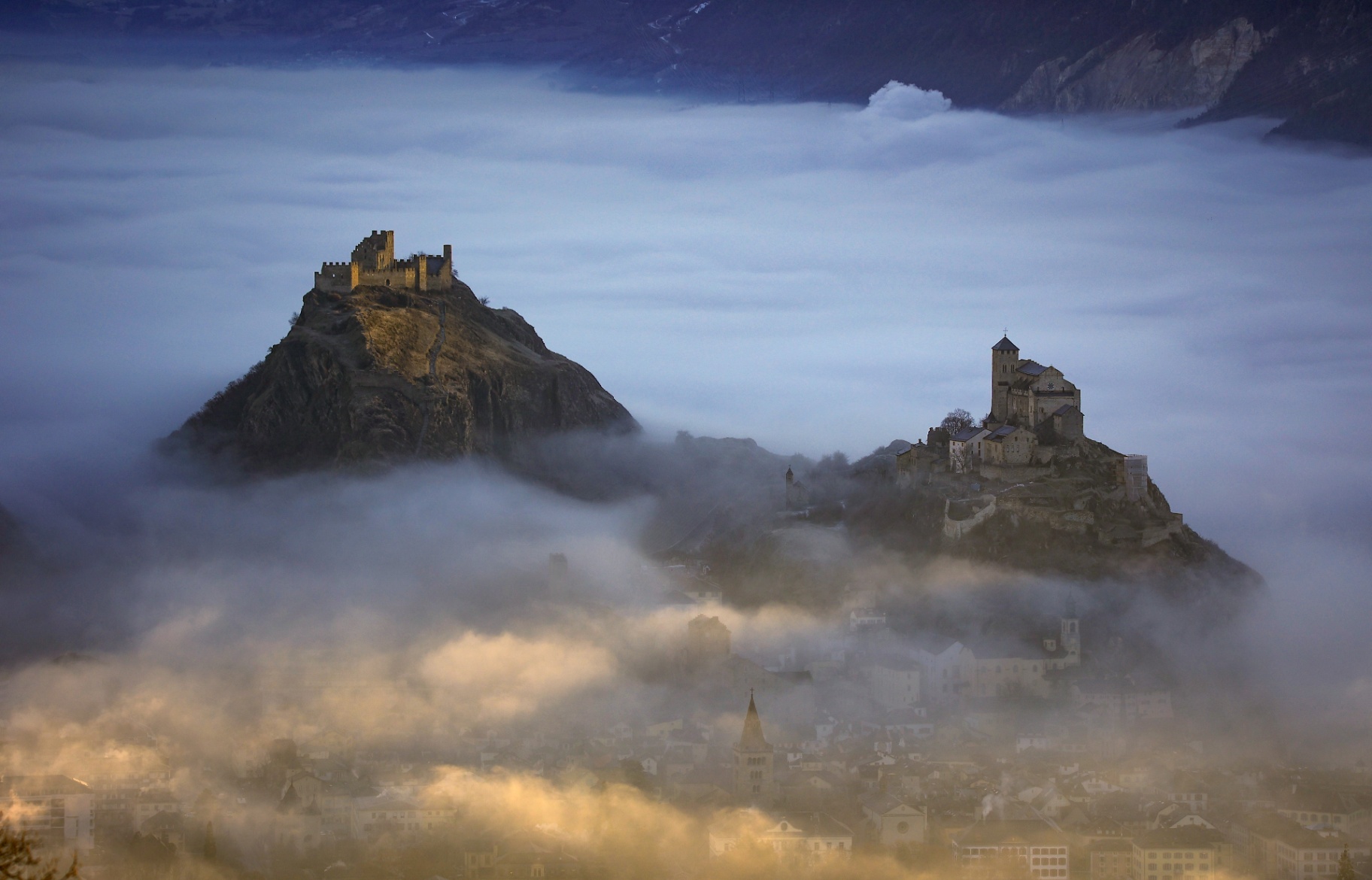 Burgen von Sion über dem Nebel