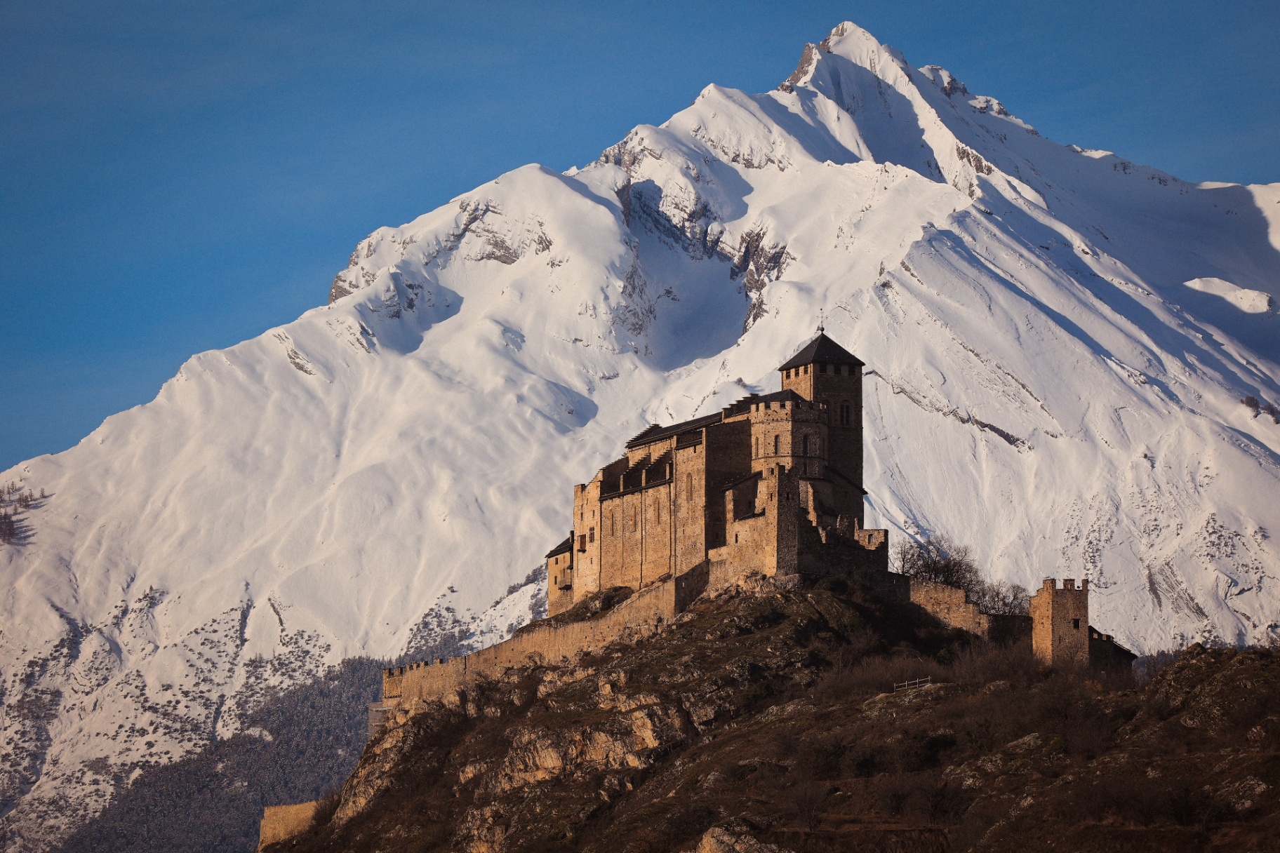 Valère Basilika vor Schneegipfel